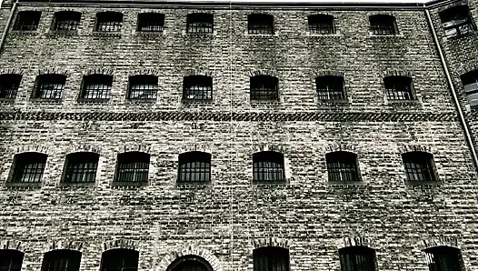 Dominatrix sahibe April hücrede temizlik yapıyor 45