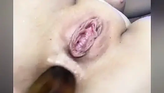 Anal sikiş yakın çekim. Amcığı parmaklıyor. Ateşli amına yumruk sokuyor ve çok sert boşalıyor