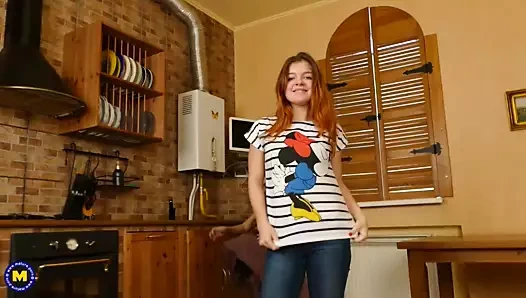 Asya olgun üvey ayartmak kız üzerinde mutfak