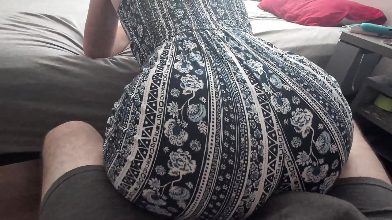Beyaz kız seksi kıyafetle götünü sikiyor