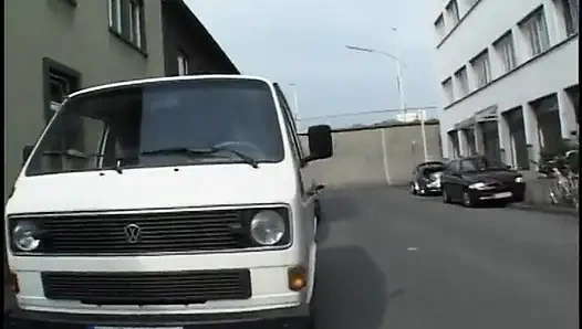 İş yerinde şenlik yapıyor