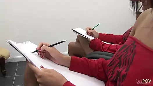 Büyük memeli bu ateşli lezbiyenleri sertçe boşaltan şey klitorislerini ovuşturuyor