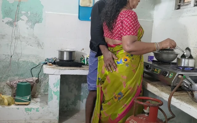 Sünnetsiz ev yapımı romantizm ateşli kayınvalidenin yemek pişirirken mutfak tezgahı