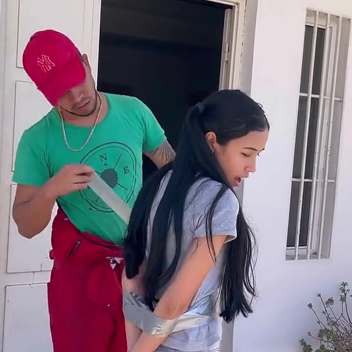Canı sıkılan 18 yaşındaki kız seksi tamirci esareti istiyor (bölüm 1/2)