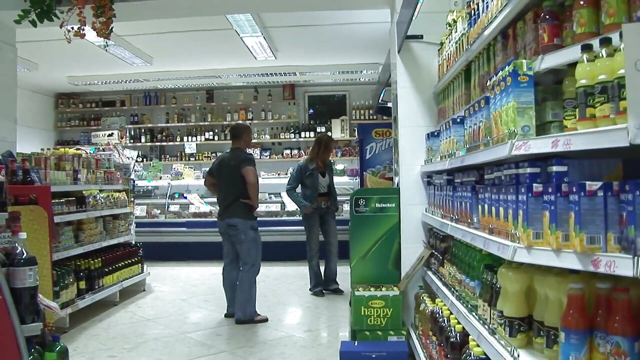 Sürtük hatun süpermarketin ortasında sikiliyor