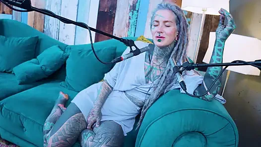 G - grattitude- asmr podcast sfw konuşuyor gotik sıska kız dreadlocks dövmeli model dövmeli kız