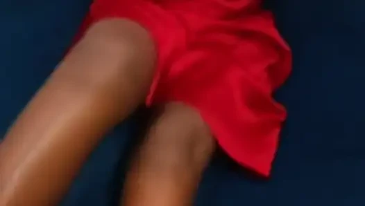 Üvey kız kardeşinin vajinasının videoda göründüğü anı tam olarak izleyin