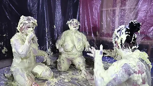 Cheyenne Hannah ve Skyler ile köpük eğlencesi