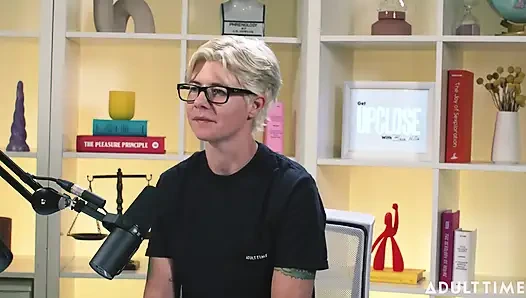 Khloe Kingsley kamerada fışkırtıyor ve kırmızı bayraklar | Adult Time Podcast