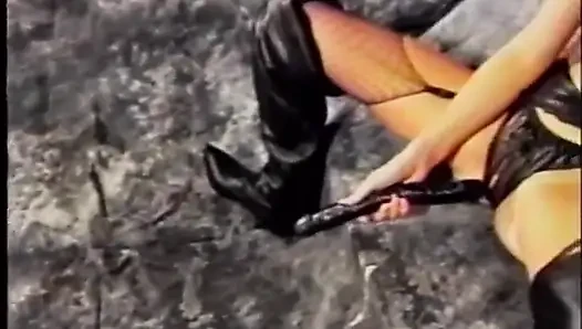 Lateks elbiseli seksi büyük memeli sarışın mastürbasyon yapıyor, dildo sikiliyor
