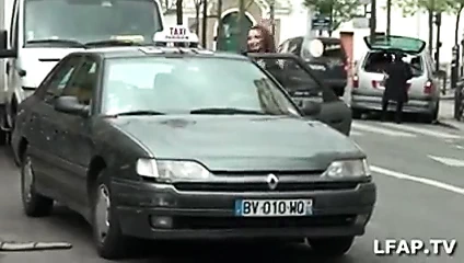 Elle se branle dans le taxi