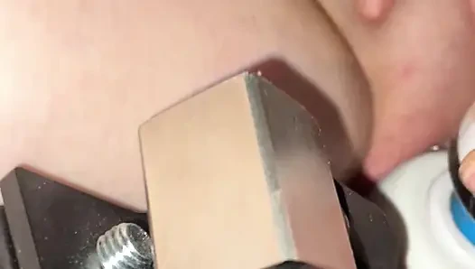 Lara bir makine tarafından sikiliyor