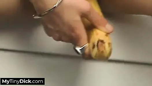 Dudakları dolanıyor, dili her santimini keşfediyor