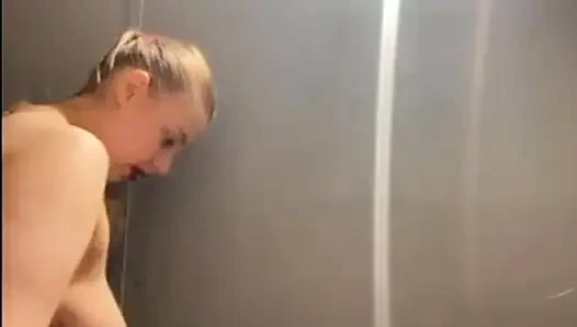 Büyük yarak ve dölle çifte penetrasyon