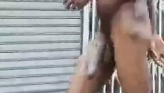 negro con cazzo enorme gira nud per la strada