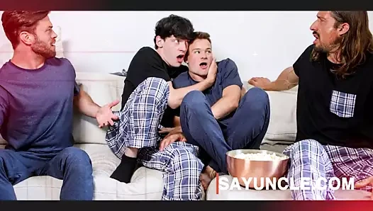 Kaslı siyah adam bahsi kaybeder ve poposuna hizmet eder