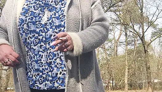 Dışarıda sigaranın tadını çıkarıyor