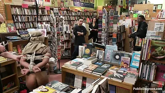 Sevimli 19 yaşındaki kız bağlı ve götten sikiliyor