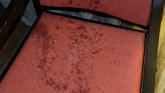 Otel odamın her yerine işemek beni çok sertleştiriyor