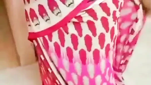 Aldatılan bir koca, seksi Desi karısının sari giymesini istedikten sonra güzelliğine hayran kalıyor.