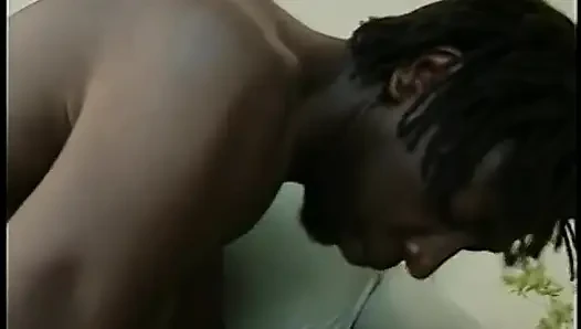 Dreadlockslu azgın zenci adam sakso çektikten sonra seksi hatunla sert sikişiyor