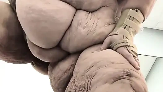 Azgın kıllı amcık yerde duruyor ve iniyor