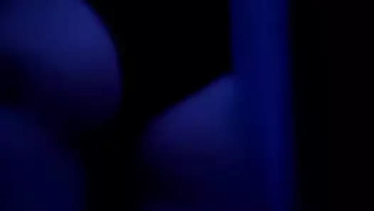 Bebek babası için striptiz yapıyor