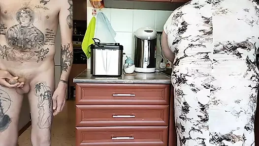 Yarağımı üvey anneme teşhir ettim ve boşalana kadar mastürbasyon yapmaya başladı