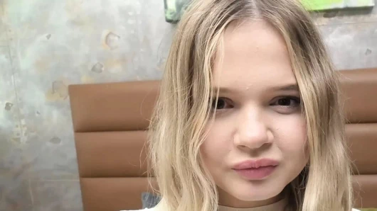 Bu sarışın genç saksocu yıldızlar içinde bu döküm porno