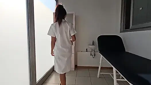 Seksi doktor hastasını beklerken yatakta mastürbasyon yapıyor