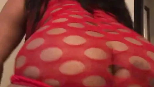 Odanın etrafında twerk yapıyor