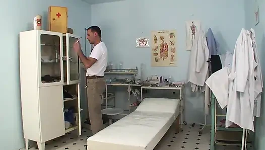 Ateşli hatun hastanede parmakla sikildikten sonra sert sikiliyor