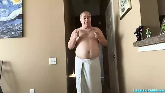 Gülen ninja bağlı tombul Matt'i soyunuyor ve gıdıklıyor