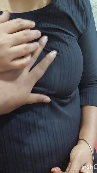 Seksi Hintli kız büyük göğüslerini ve ıslak amcığını gösteriyor