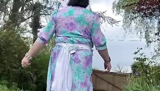 Bir gün için nostaljik hizmetçi kıyafetiyle