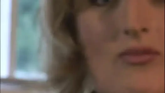 Sarışın orta yaşlı seksi kadın bilardo masasında anal sikiliyor ve ağzına boşalıyor
