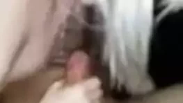 bionda con marito che guarda