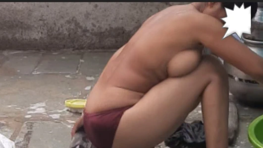 Beautiful maid hot skinny waist Ali asked that I started bathing in the open courtyard of my house, I secretly took a look.