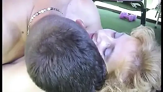 Sarışın orta yaşlı seksi kadın genç bir adam tarafından sikiliyor