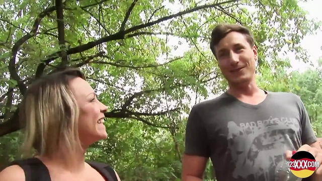 Harika becerilere sahip dövmeli piliç gizli bir yerde sikişiyor