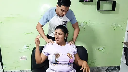 Ateşli orta yaşlı seksi kadının tatlı vücuduna masaj yapıyor