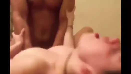 couple francais samusant dans la chambre