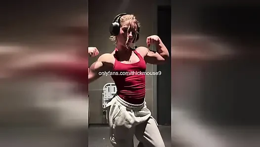 Tiktok kazası: kaslı 18 yaşındaki kız ıslak amcığını canlı olarak teşhir ediyor!