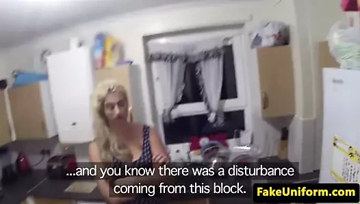 Busty İngiliz kız İngiliz polis tarafından doggystyled