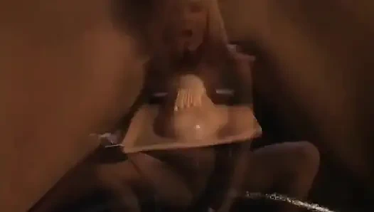 Parlak bir sarışınla erotik solo mastürbasyon klibi