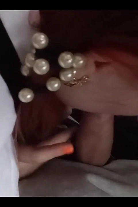 Ders sırasında diyaloglarla öğretmenin yanında emiliyor