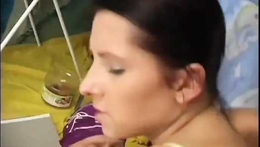 Küçük memeli güzel seksi genç kız büyük yarakla sikiliyor ve ağzına boşalıyor