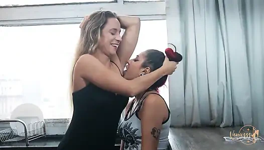 Mutfakta koltuk altlarını yalıyor ve kokluyor!