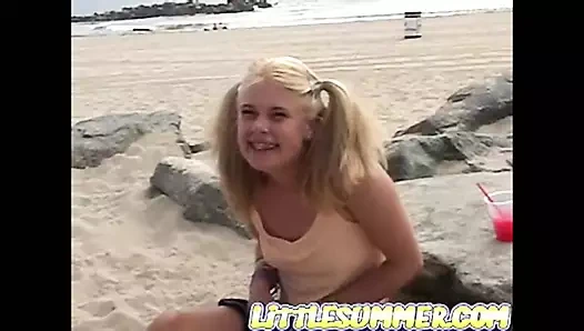 Küçük Summer plajda amını sert parmaklıyor