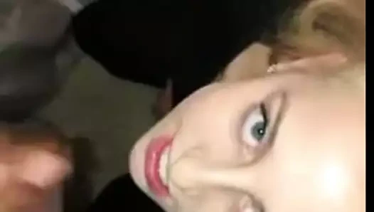 Güzel yüzlü sarışın büyük zenci yutuyor